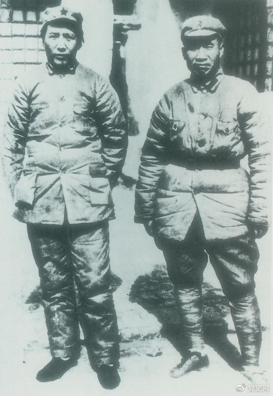 1937年7月7日，盧溝橋事變爆發(fā)。8日，中共中央通電全國，號召結(jié)成民族統(tǒng)一戰(zhàn)線抵抗日本侵略者。圖為1936年冬毛澤東和朱德在陜北。.png